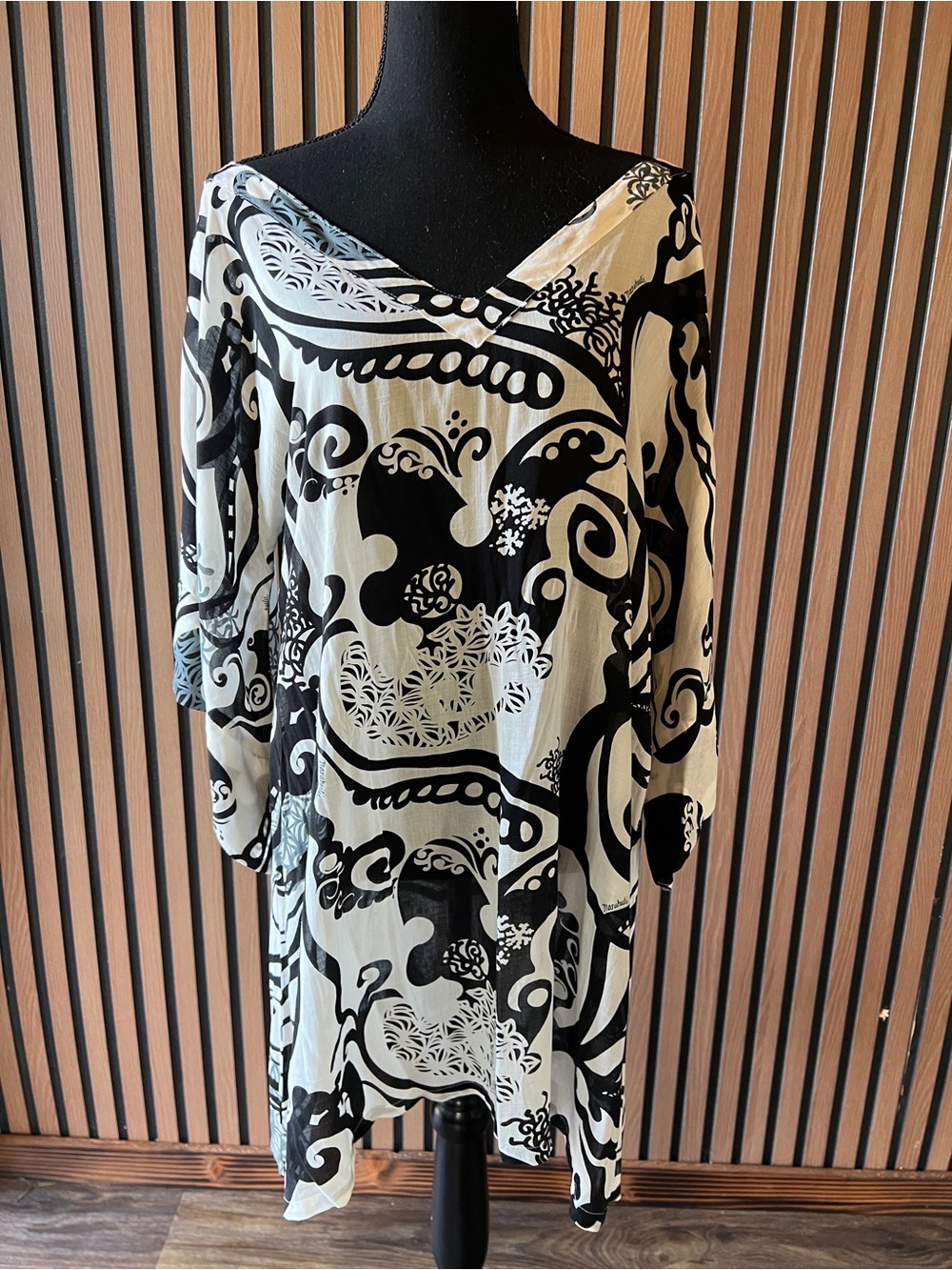 Manuhealii Black & White V-Neck Patterned Tunic